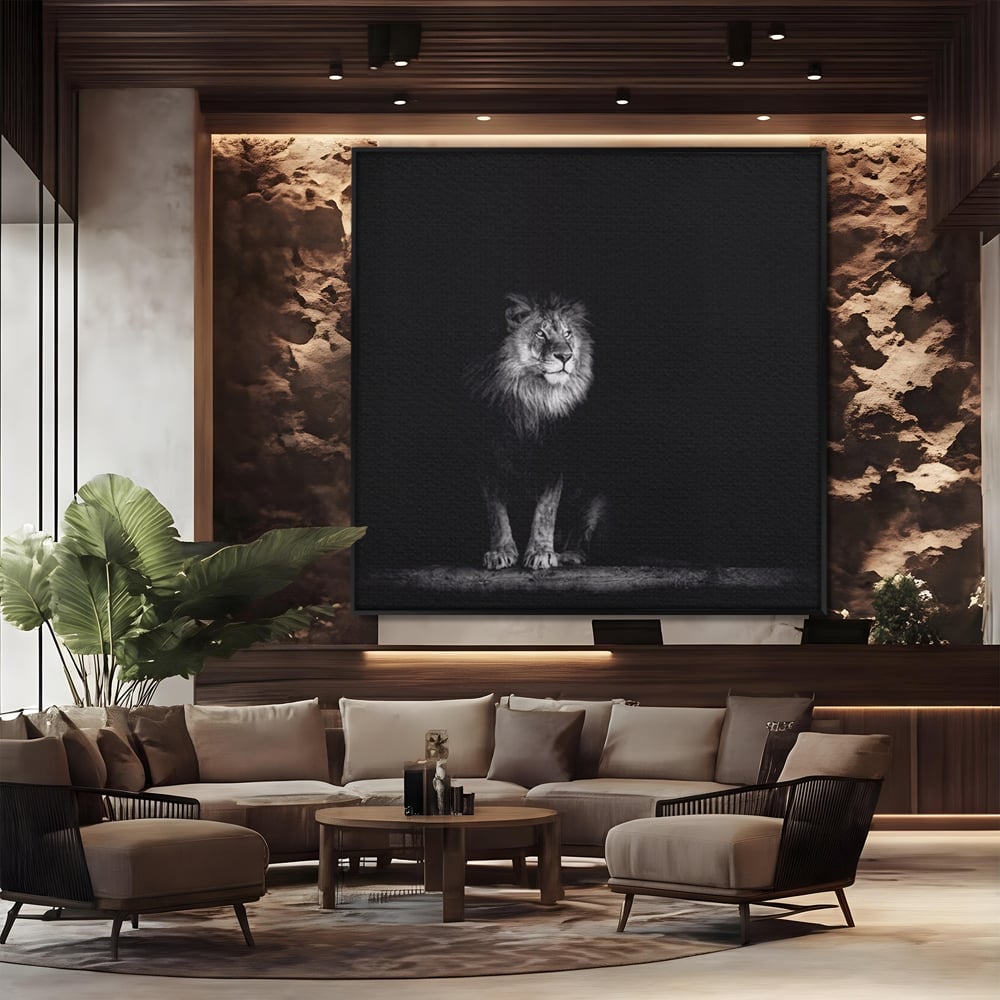 Tablou canvas cu tablou canvas cu leu alb-negru, in rama de aluminiu negru, pe perete intr-un birou
